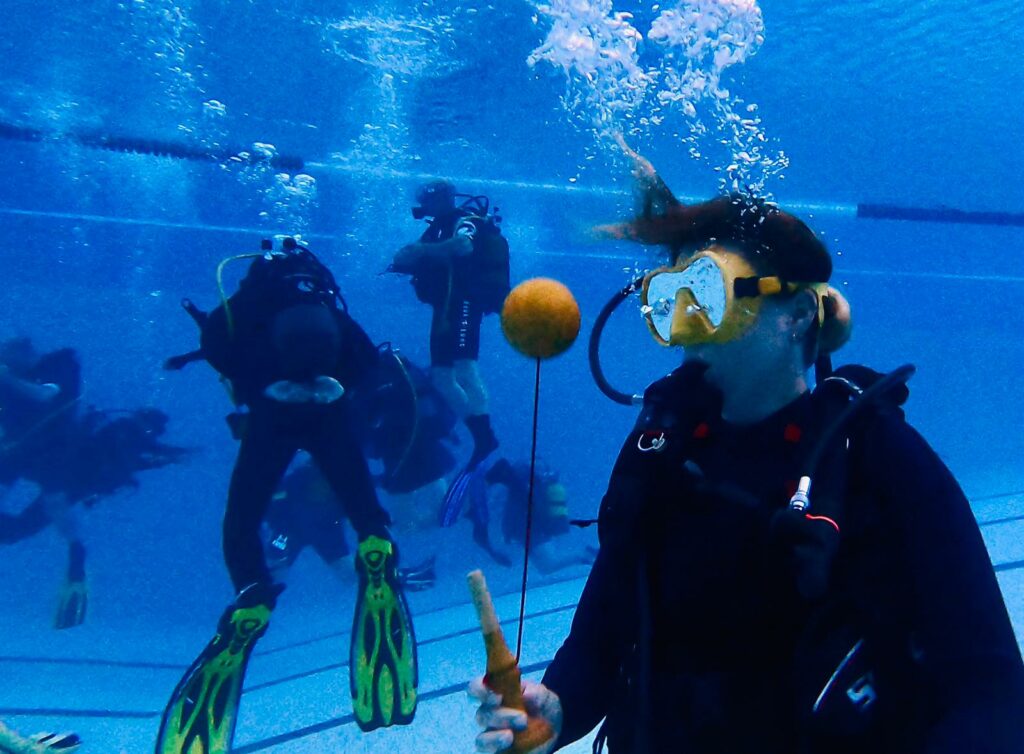 Entraînement en piscine autour d'une bouée